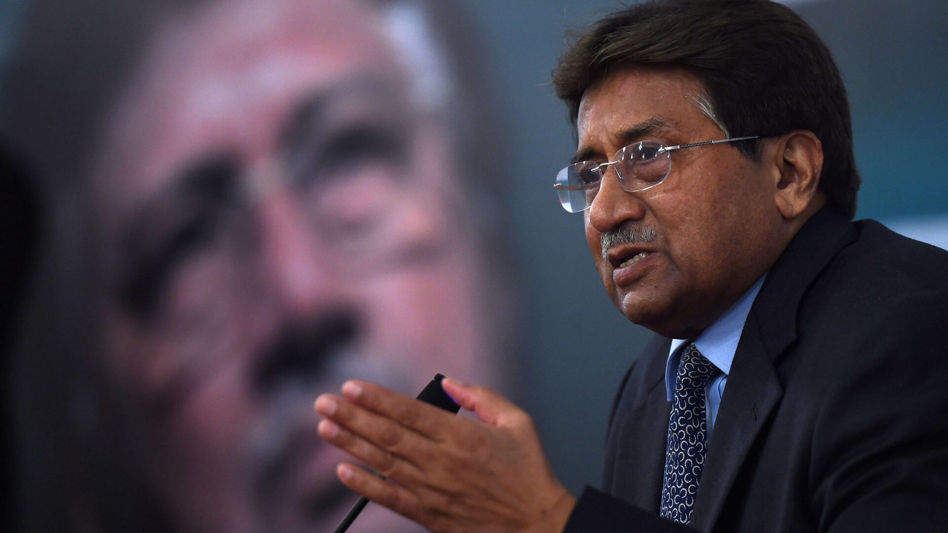 Former Pakistani president and military ruler, Pervez Musharraf addresses a youth parliament in Karachi. (File) - Sputnik India, 1920, 05.02.2023