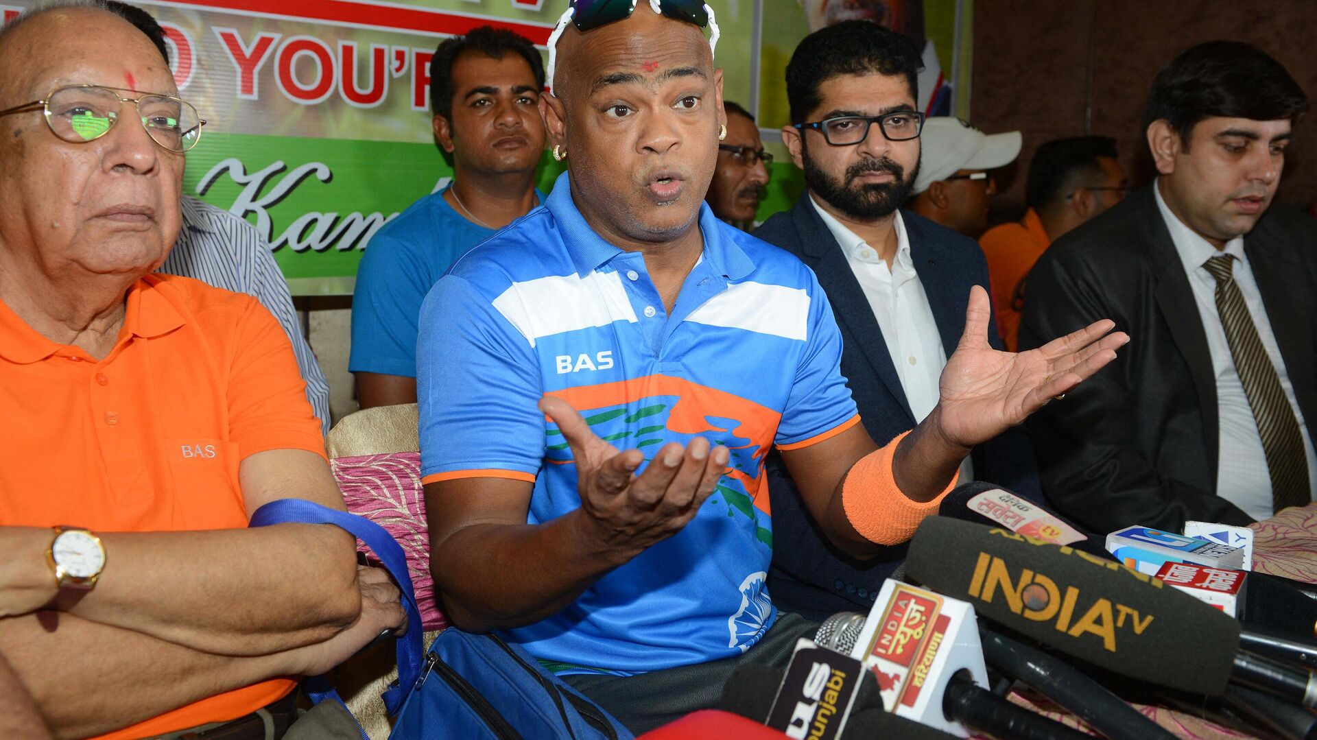 Former Indian cricketer, Vinod Kambli (C) speaks to the media during a press conference in Amritsar on September 8, 2018. (Photo by NARINDER NANU / AFP) - Sputnik भारत, 1920, 05.02.2023