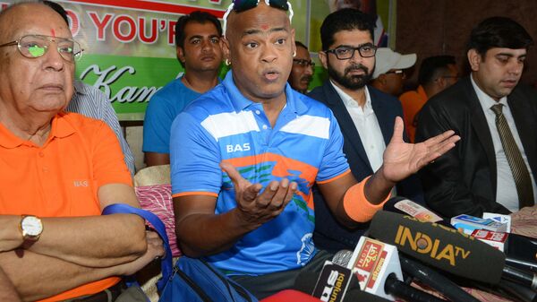 Former Indian cricketer, Vinod Kambli (C) speaks to the media during a press conference in Amritsar on September 8, 2018. (Photo by NARINDER NANU / AFP) - Sputnik India