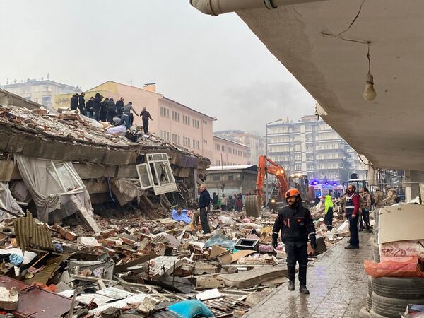 Rescuers in Diyarbakir following an earthquake - Sputnik भारत