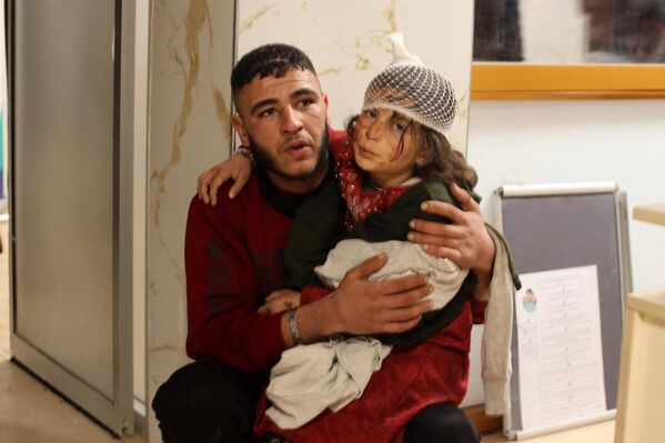 A young injured girl awaits treatment at a hospital follwoing an earthquake,  in the Syrian border town of Azaz in the rebel-held north of the Aleppo province early on February 6, 2023 - Sputnik भारत