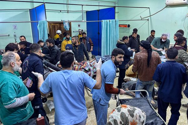 Victims are rushed to the emergency ward of the Bab al-Hawa hospital following an earthquake, in the rebel-held northern countryside of Syria's Idlib province on the border with Turkey, early on February 6, 2023. - Sputnik भारत