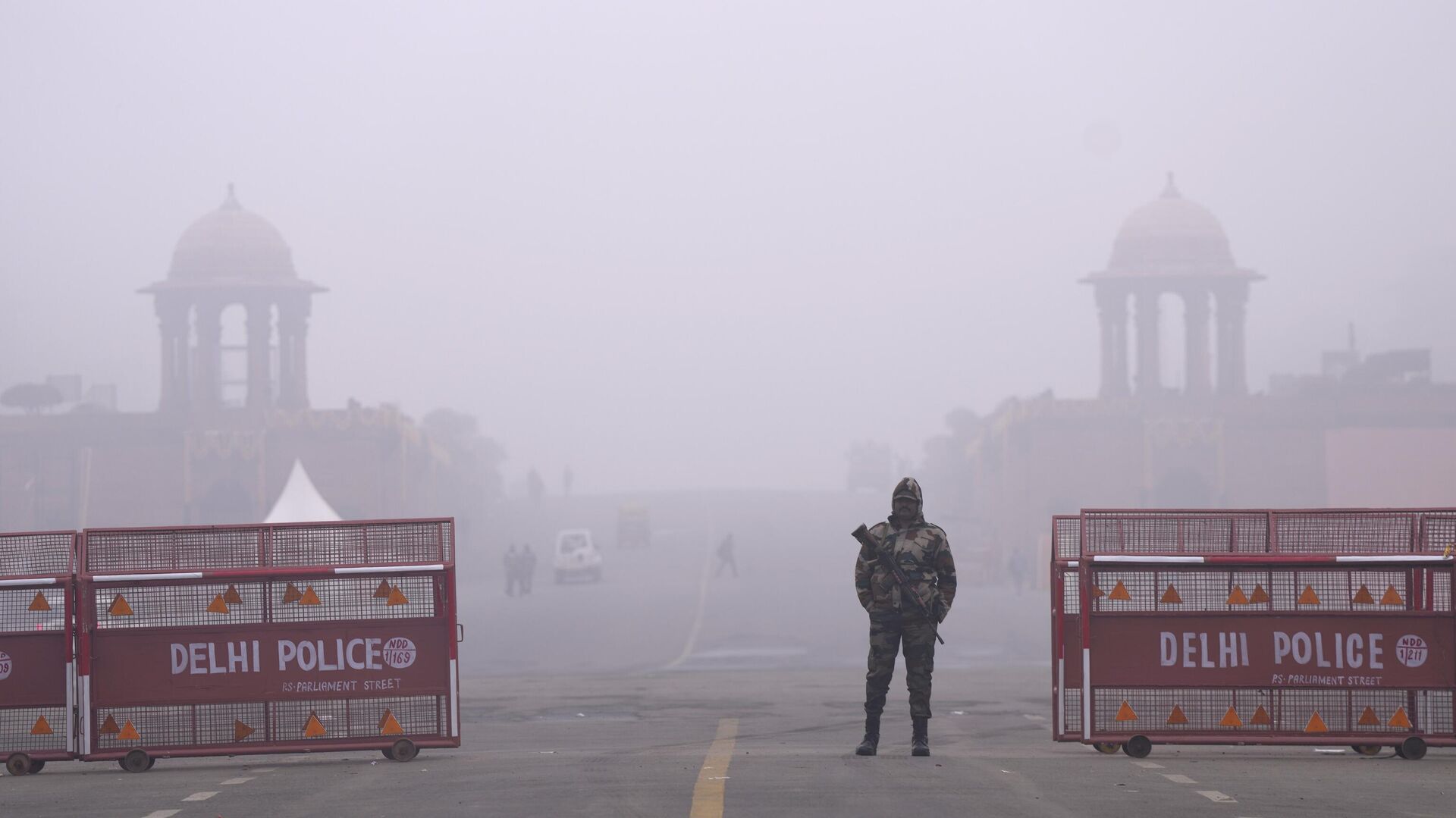 An Indian para-military force soldier stands guard amidst morning smog at the Raisina hills, the government seat of power, in New Delhi, India, Tuesday, Jan. 31, 2023. - Sputnik India, 1920, 06.02.2023