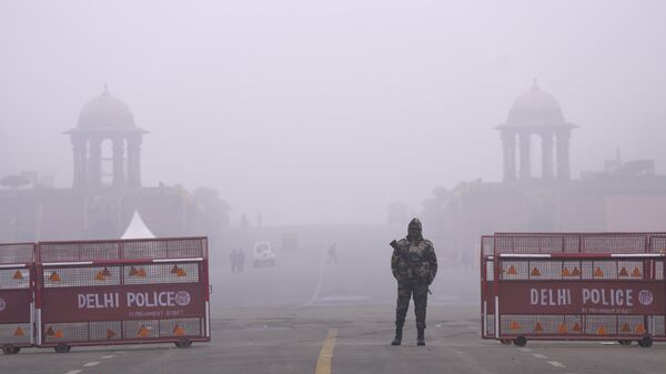 An Indian para-military force soldier stands guard amidst morning smog at the Raisina hills, the government seat of power, in New Delhi, India, Tuesday, Jan. 31, 2023. - Sputnik India