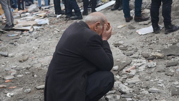 A man reacts as people search for survivors through the rubble in Diyarbakir, on February 6, 2023, after a 7.8-magnitude earthquake struck the country's south-east. - Sputnik भारत