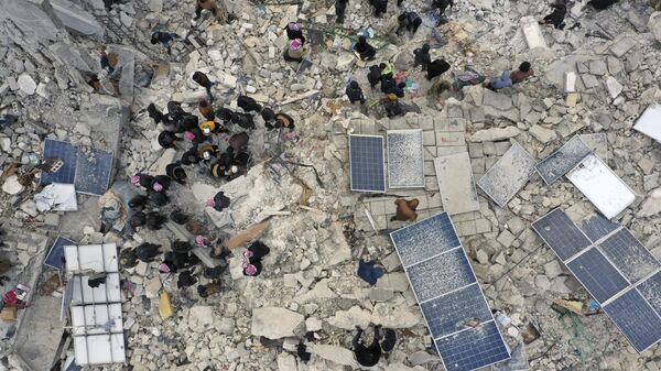 Разбор завалов и поиск жертв на месте разрушений в результате землетрясения в сирийском Хареме  - Sputnik भारत