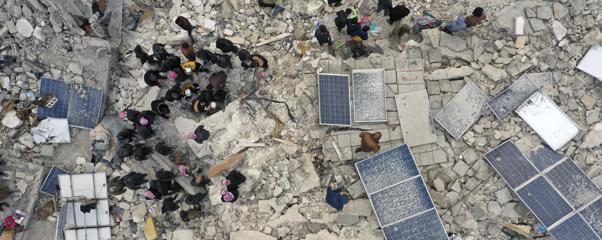 Разбор завалов и поиск жертв на месте разрушений в результате землетрясения в сирийском Хареме  - Sputnik भारत, 1920, 08.02.2023