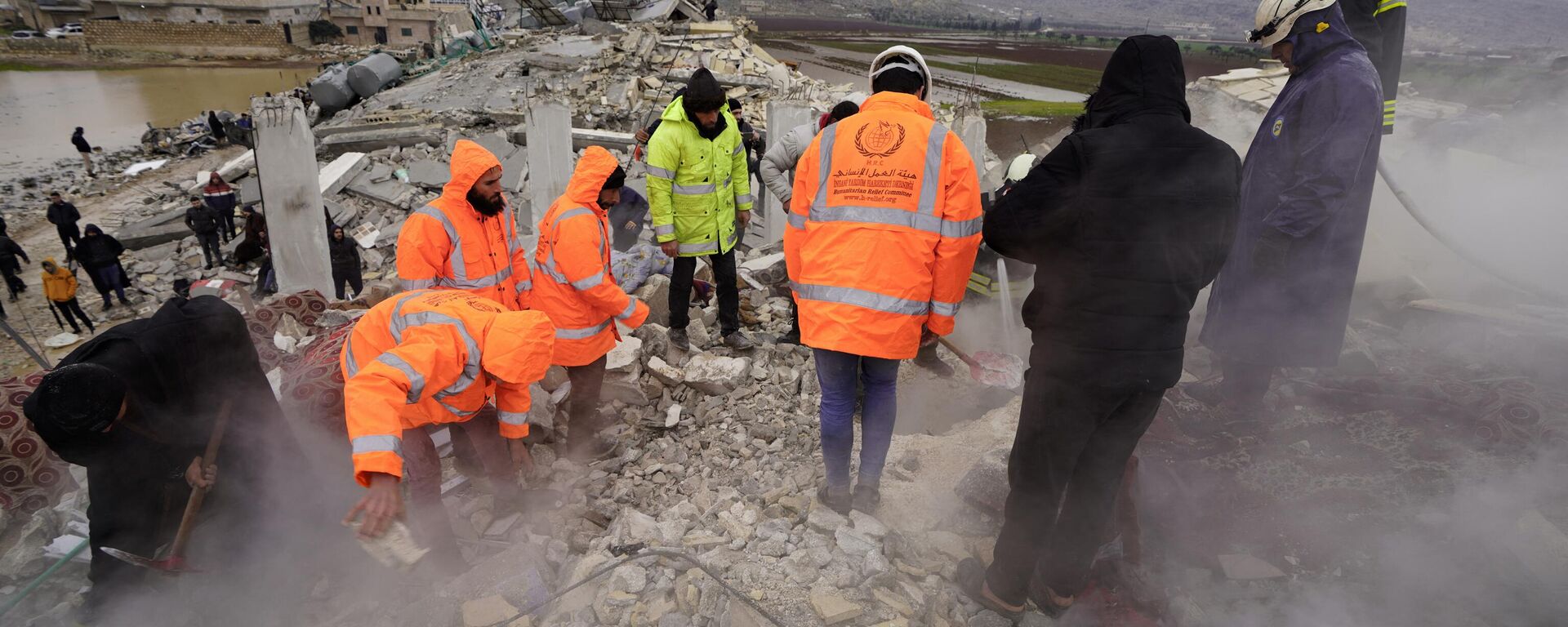 White Helmet rescue workers search for victims and survivors in the rubble of collapsed buildings, following an earthquake in the town of Sarmada in the countryside of the northwestern Syrian Idlib province, early on February 6, 2023. - Sputnik India, 1920, 07.02.2023