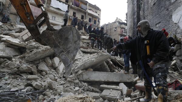 Разбор завалов и поиск жертв на месте разрушений в результате землетрясения в сирийском Алеппо  - Sputnik भारत
