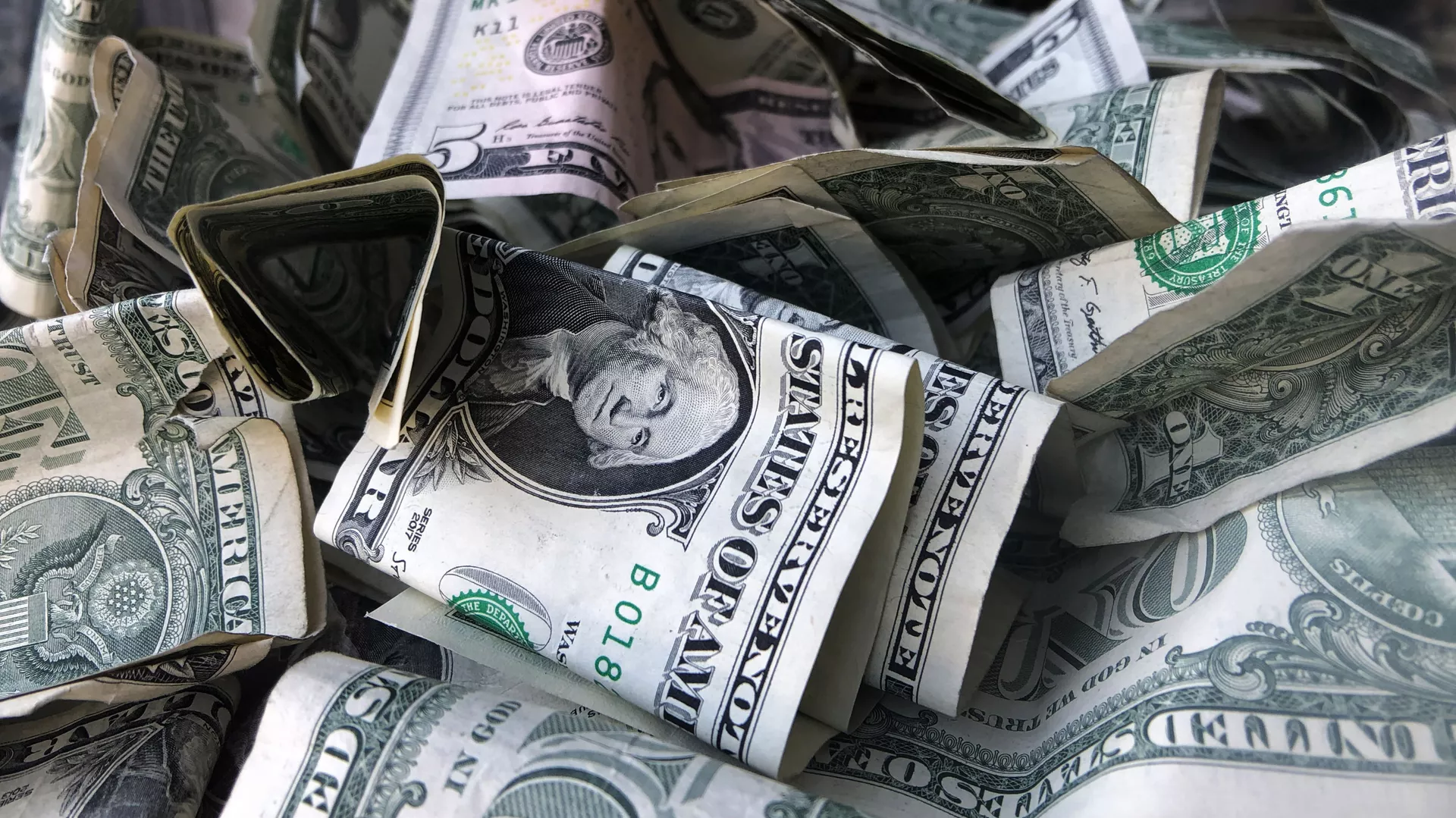 This April 3, 2019, file photo shows a tip box filled with U.S. currency in New York. In these uncertain times, financial advisers are urging clients to not only have an emergency fund but also to consider expanding their rainy-day savings. This April 3, 2019, file photo shows a tip box filled with U.S. currency in New York. In these uncertain times, financial advisers are urging clients to not only have an emergency fund but also to consider expanding their rainy-day savings. - Sputnik India, 1920, 07.02.2023