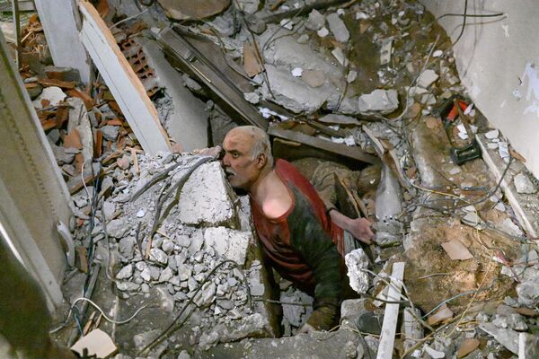 Мужчина под завалами в ожидании спасения в турецком иле Хатай - Sputnik India