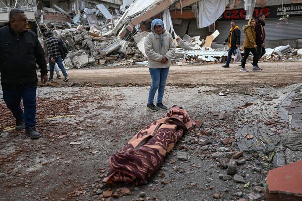 Люди на улице пострадавшего в результате землетрясения турецкого города Хатай - Sputnik India