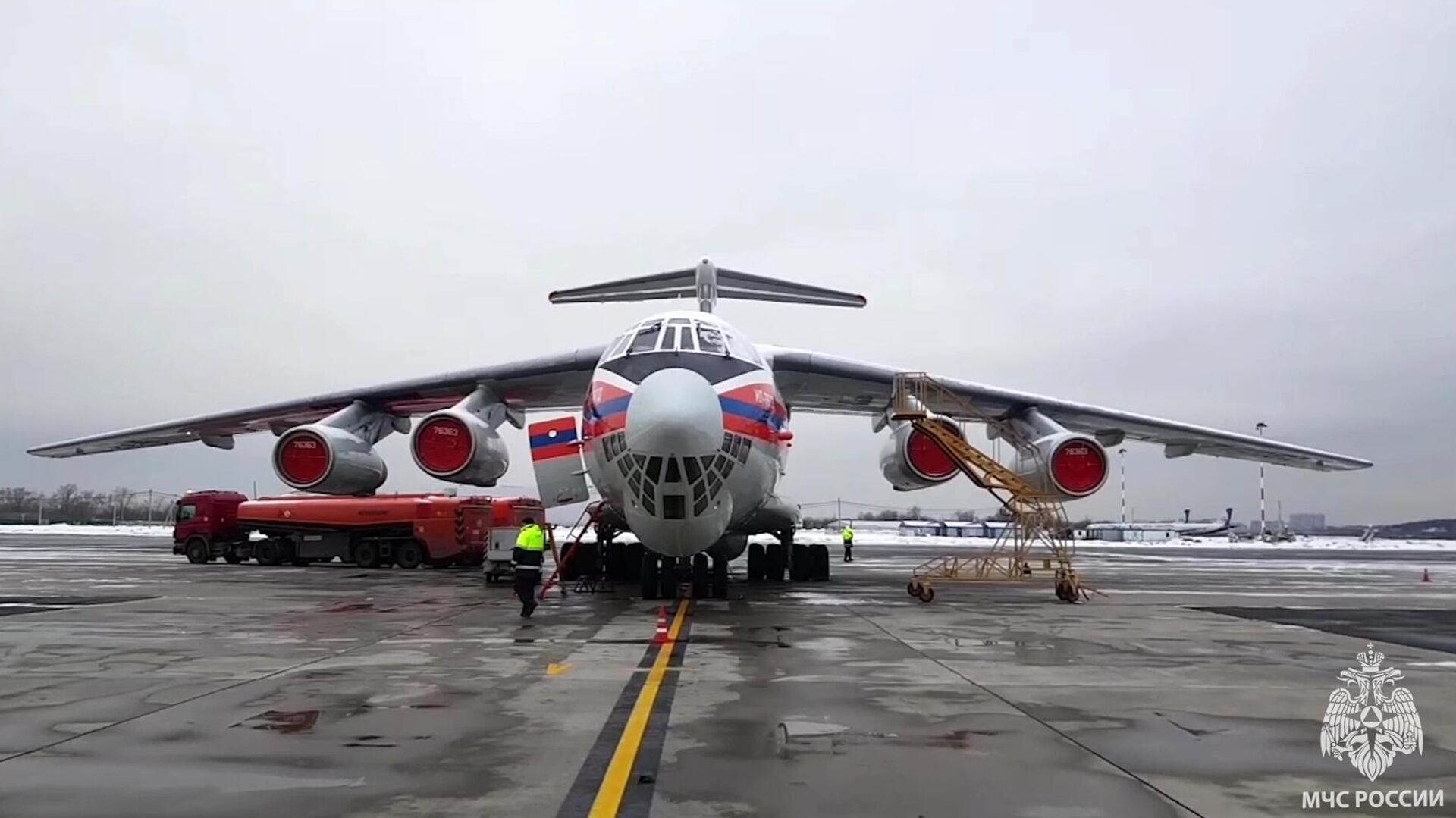 Russian Emergencies Ministry's Il-76 aircraft carrying rescue teams to help eliminate the consequences of the earthquakes in Syria and Turkey. - Sputnik India, 1920, 08.02.2023