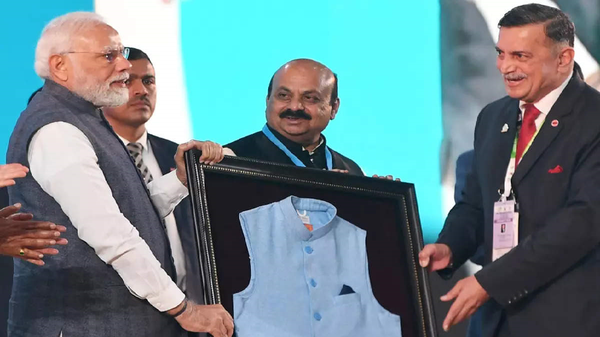 Narendra Modi presented with recyclable jacket during India Energy Week  - Sputnik भारत