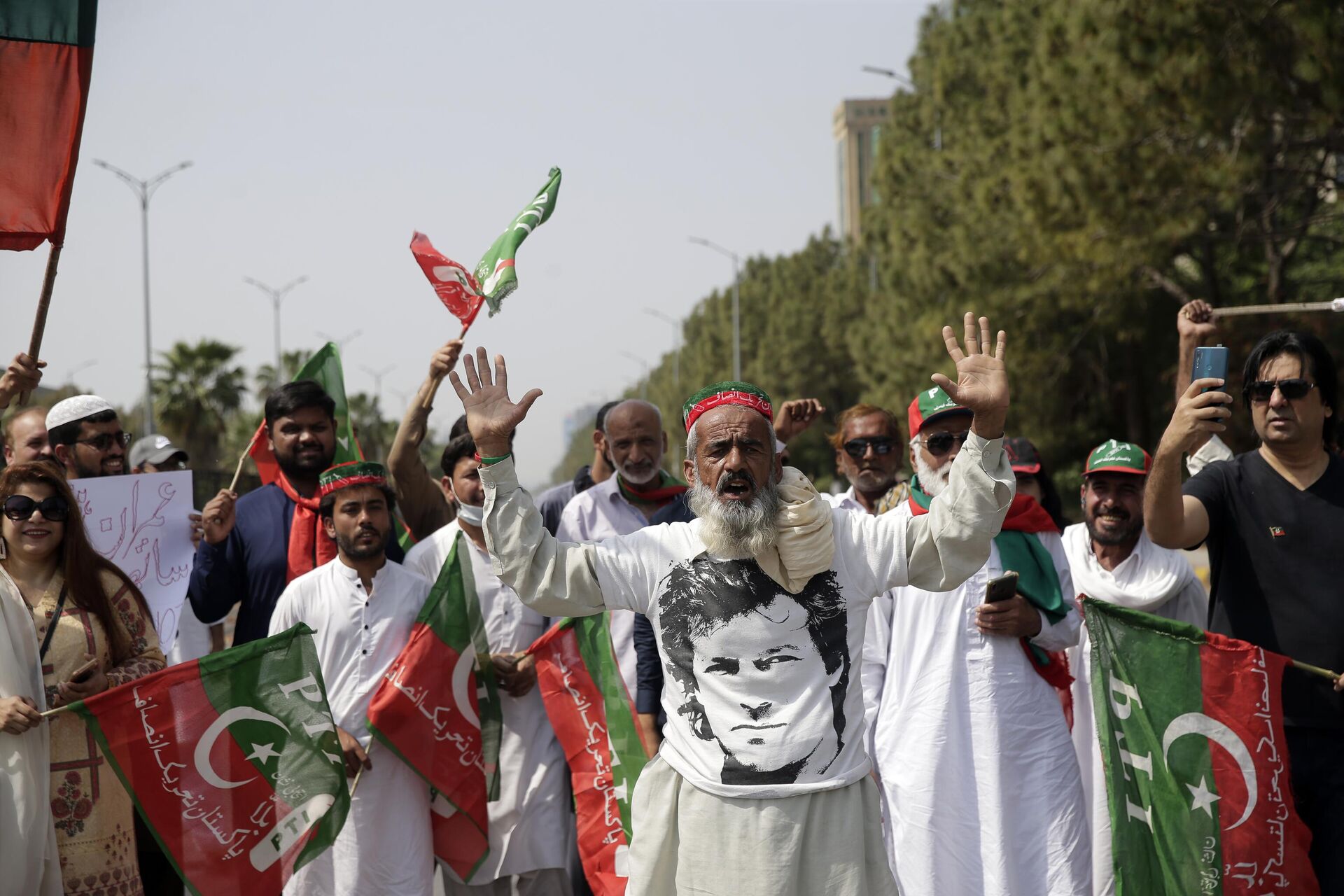 Supporters of ruling party Pakistan Tehreek-e-Insaf (PTI) chant slogans during a protest in Islamabad, Pakistan, Sunday, April 3, 2022. - Sputnik India, 1920, 13.01.2024