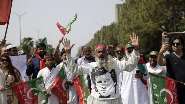 Supporters of ruling party Pakistan Tehreek-e-Insaf (PTI) chant slogans during a protest in Islamabad, Pakistan, Sunday, April 3, 2022. - Sputnik India