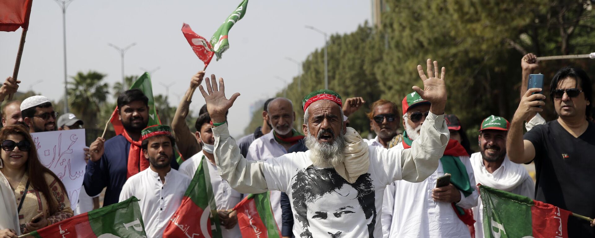 Supporters of ruling party Pakistan Tehreek-e-Insaf (PTI) chant slogans during a protest in Islamabad, Pakistan, Sunday, April 3, 2022. - Sputnik India, 1920, 09.03.2023