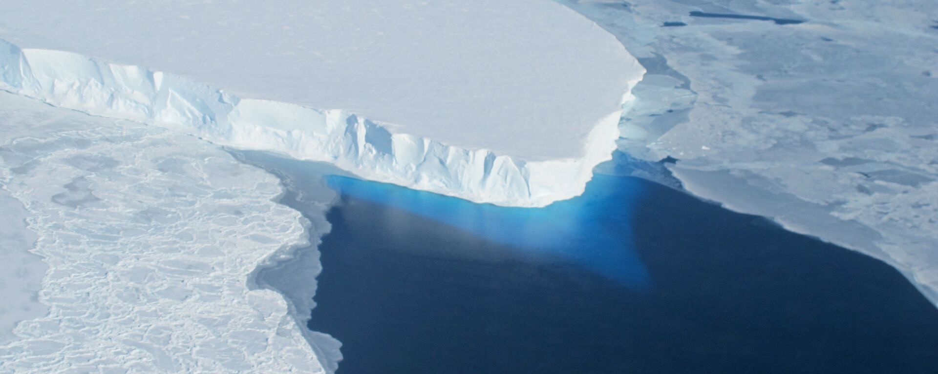 This undated photo courtesy of NASA shows Thwaites Glacier in Western Antarctica - Sputnik भारत, 1920, 08.02.2023