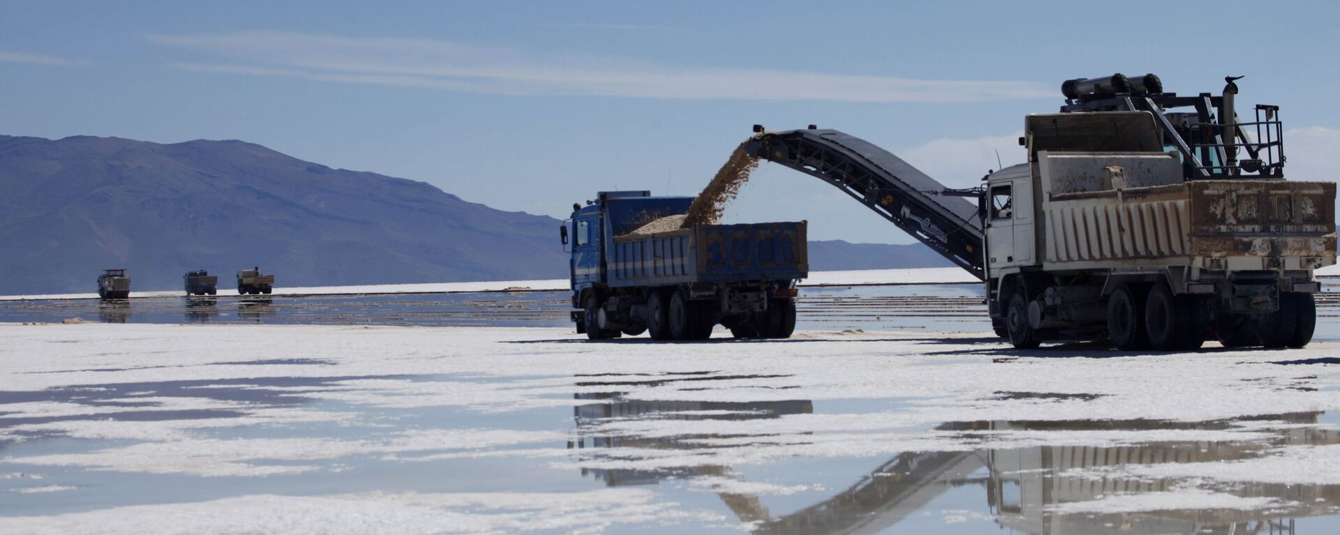 A track is loaded with salt at a semi-industrial plant to produce potassium chloride, used to manufacture batteries based on lithium, after its opening ceremony at the Uyuni salt desert, outskirts of Llipi, Bolivia, Thursday, Aug. 9, 2012. The salt flats of Uyuni have triggered international interest among energy companies due to its lithium reserves - Sputnik India, 1920, 25.08.2023