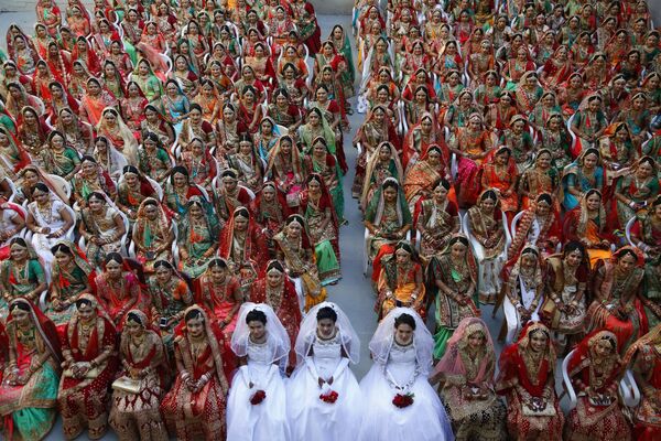 In this Sunday, Dec. 23, 2018, file photo, Indian brides sit together for a group photograph during a mass wedding in Surat, India. - Sputnik India