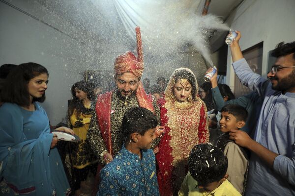 Hafiz Mohammad Awais, groom, center, and bride Musfira Shams, right, during their wedding ceremony in Rawalpindi, Islamabad, Pakistan, Thursday, March 17, 2022. - Sputnik India