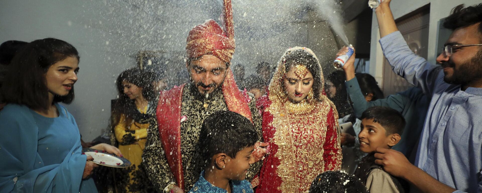 Hafiz Mohammad Awais, groom, center, and bride Musfira Shams, right, during their wedding ceremony in Rawalpindi, Islamabad, Pakistan, Thursday, March 17, 2022. - Sputnik India, 1920, 27.11.2023