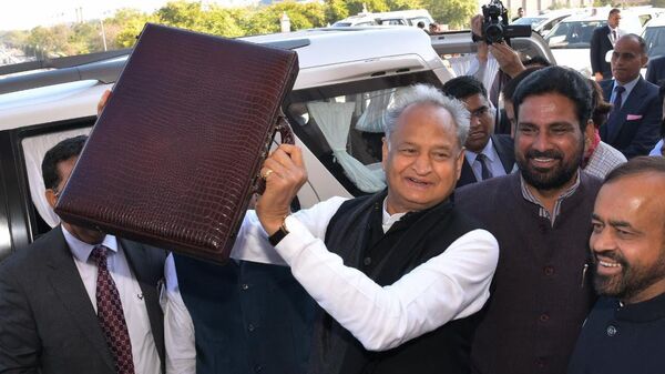 State chief Ashok Gehlot heading to present the state budget at Rajasthan Vidhan Sabha. - Sputnik India
