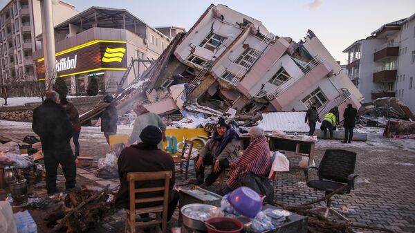 Люди возле рухнувших зданий в Голбаси, Турция - Sputnik भारत