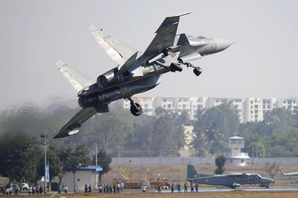 भारतीय वायु सेना के सुखोई Su-30MKI ने सोमवार, 13 फरवरी, 2023 को भारत के बेंगलुरु में येलहंका हवाई अड्डे पर एयरो इंडिया 2023 के उद्घाटन के दौरान उड़ान भरी। (AP Photo/Aijaz Rahi) - Sputnik भारत