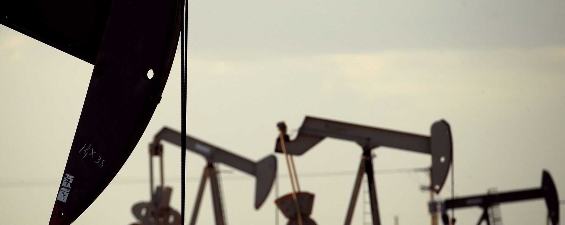 In this April 24, 2015 file photo, pumpjacks work in a field near Lovington, N.M. The United States may have reclaimed the title of the world's biggest oil producer sooner than expected - Sputnik India, 1920, 14.02.2023