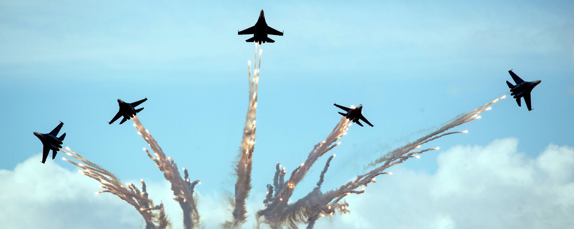 Su-27 jets of aerobatics team Russkiye Vityasy, or Russian Knights, perform during the MAKS-2015 International Aviation and Space Show in Zhukovsky, outside Moscow, Russia, Sunday, Aug. 30, 2015. - Sputnik India, 1920, 15.02.2023