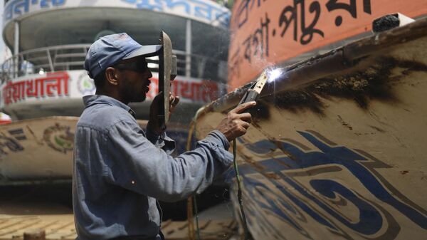 A worker welds the hull of a ferry boat in Dhaka on June 22, 2022. - Sputnik India
