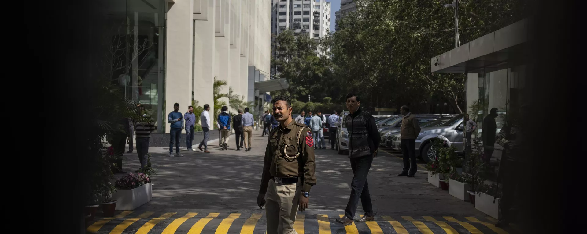 A police officer is seen at the gate of a building housing BBC office in New Delhi, India, Tuesday, Feb. 14, 2023. - Sputnik India, 1920, 11.02.2024