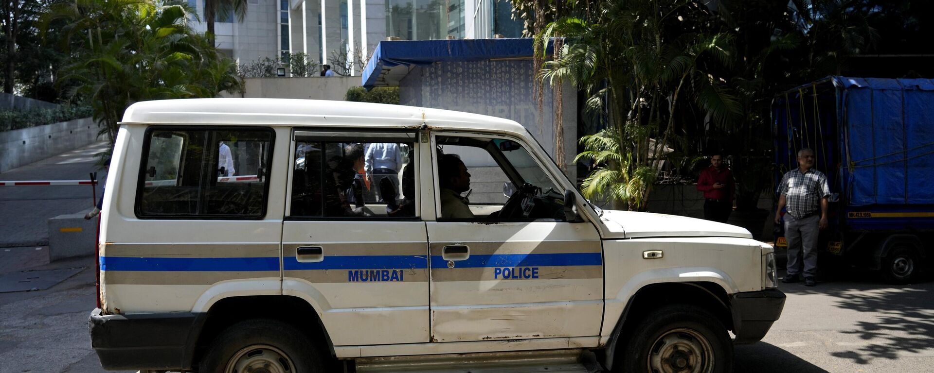 A police vehicle is seen parked at the gate of a building which houses BBC office, in Mumbai, India, Tuesday, Feb. 14, 2023. - Sputnik India, 1920, 24.02.2023