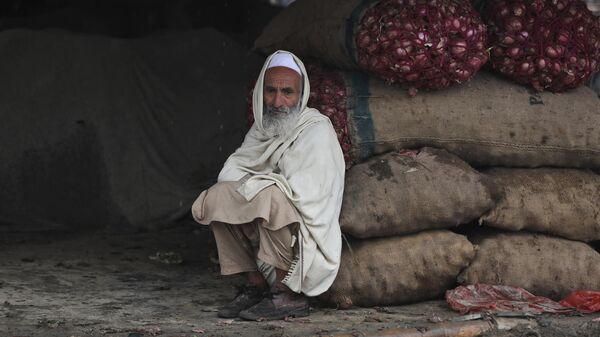  A vendor waits for customers at a market in Islamabad, Pakistan, on Jan. 22, 2022. - Sputnik India