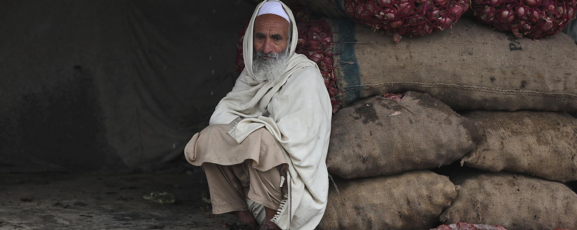  A produce vendor waits for customers at a market in Islamabad, Pakistan, on Jan. 22, 2022. - Sputnik India, 1920, 01.04.2023
