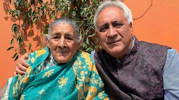 Nepalese MP Chandra Bhandari with his mum - Sputnik भारत