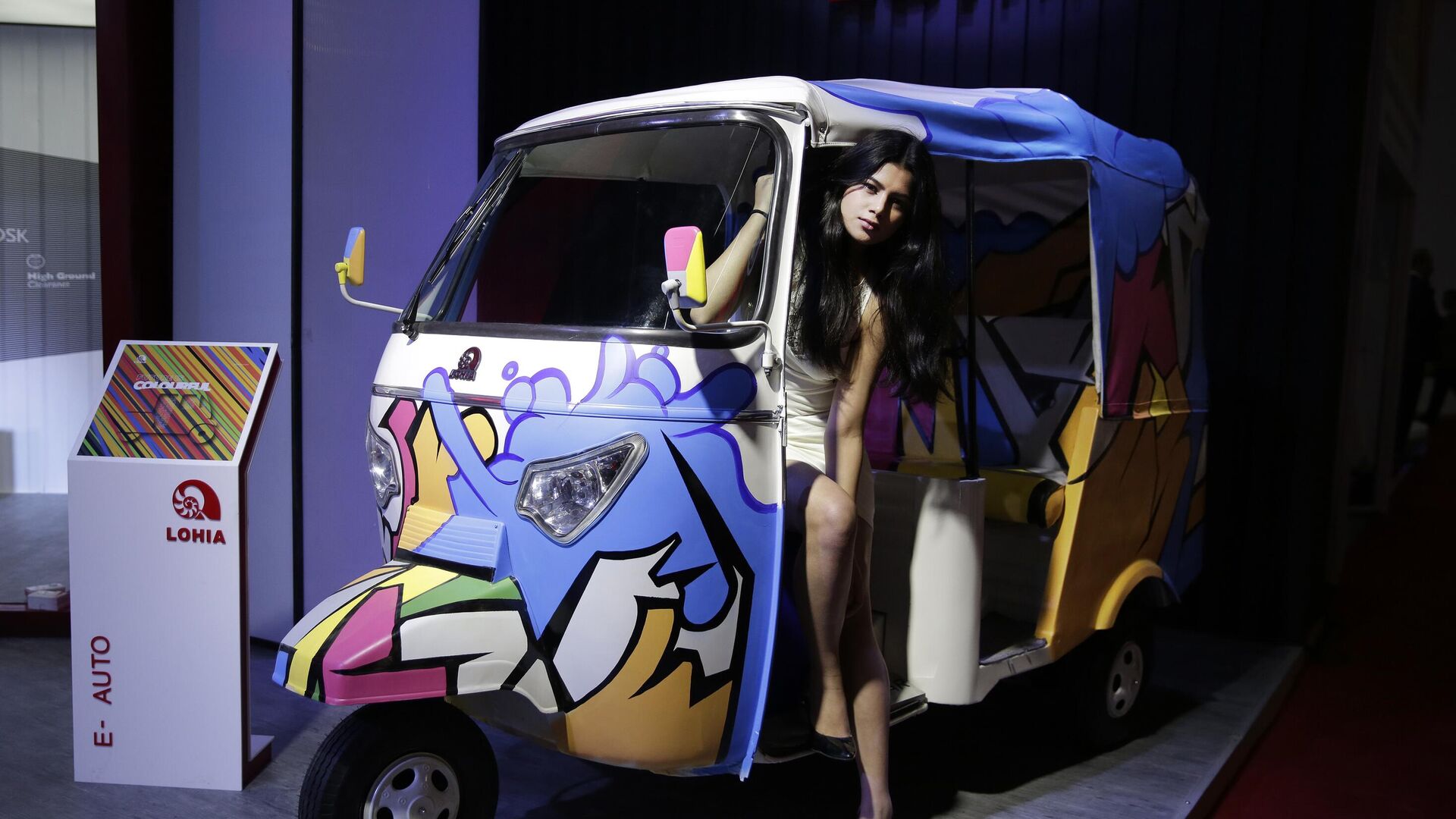 A model poses as she sits inside a Lohia concept electric auto rickshaw at the Auto Expo in Greater Noida, near New Delhi, India, Thursday, Feb. 8, 2018. - Sputnik India, 1920, 16.02.2023