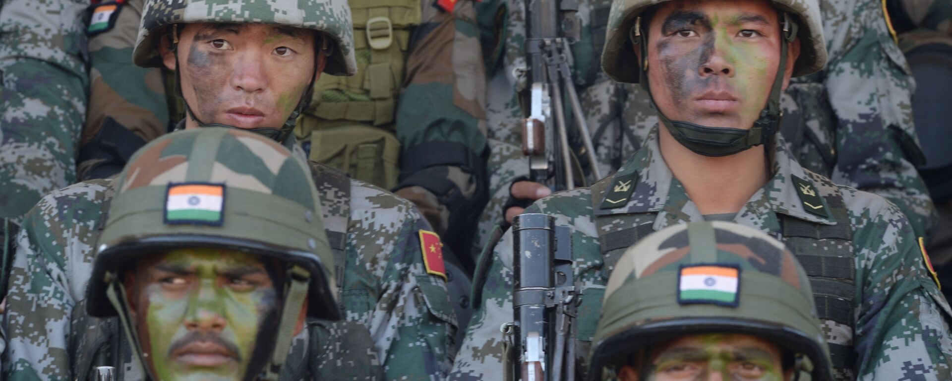 Soldiers from the Indian Army and People's Liberation Army (PLA) sit together after participating in an anti-terror drill during the Sixth India-China Joint Training exercise Hand in Hand 2016 at HQ 330 Infantry Brigade, in Aundh in Pune district, some 145km southeast of Mumbai, on November 25, 2016 - Sputnik भारत, 1920, 17.02.2023
