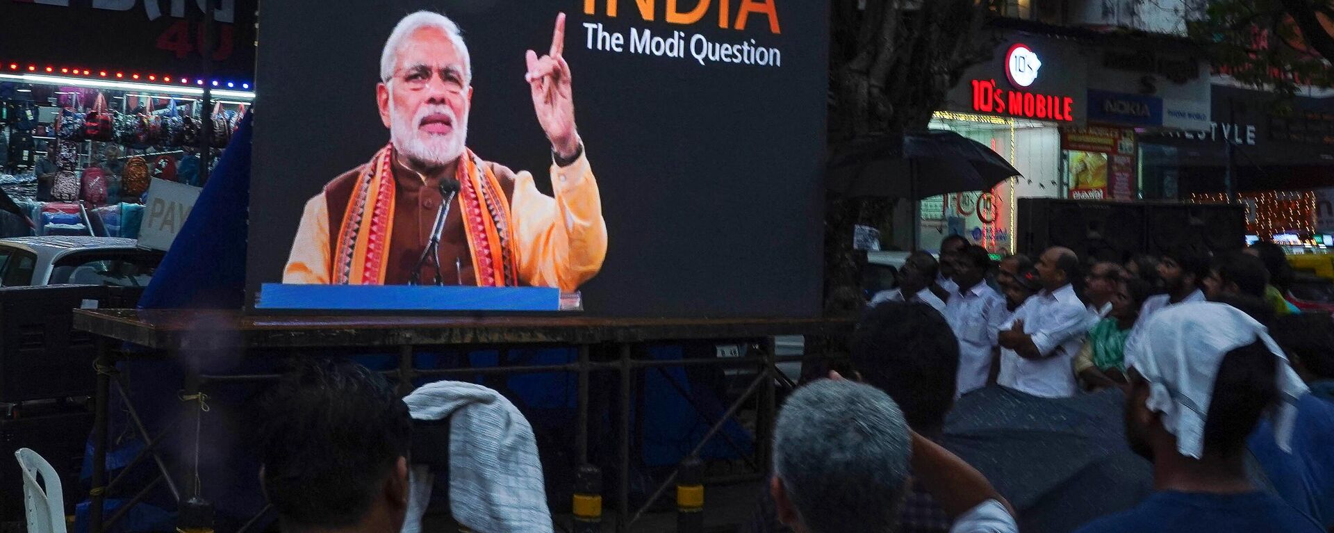In this file photo taken on January 24, 2023, people watch the BBC documentary India: The Modi Question, on a screen installed at the Marine Drive junction under the direction of the district Congress committee, in Kochi. - Sputnik India, 1920, 17.02.2023