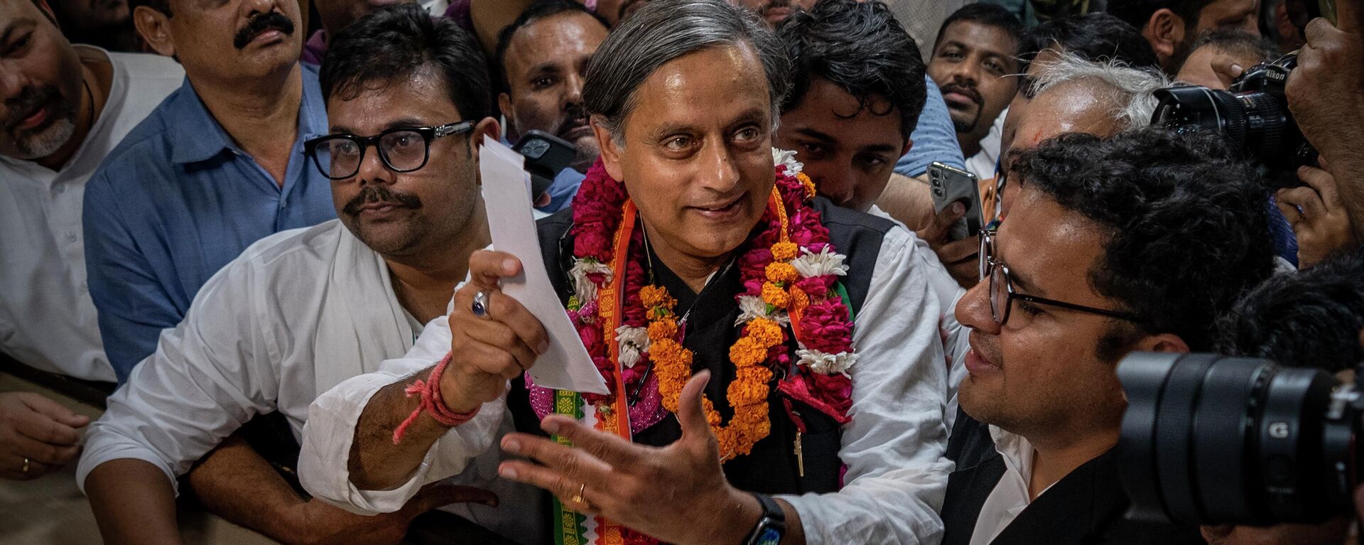 Senior Congress Party leader Shashi Tharoor, right, shows his documents as he files his nomination papers for the position of Congress Party president at the party's headquarter in New Delhi, India, Friday, Sept. 30, 2022. - Sputnik India, 1920, 20.08.2023