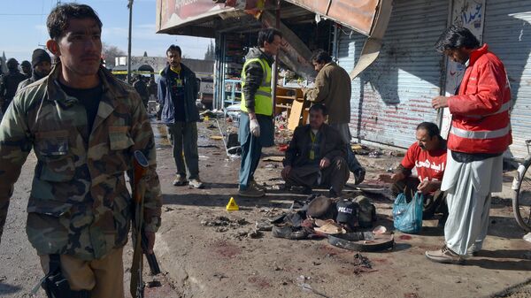 Pakistani police officers and rescue workers gather at the site of suicide bombing targeting a polio vaccination center in Quetta, Pakistan, on Wednesday, Jan. 13, 2016.  - Sputnik भारत