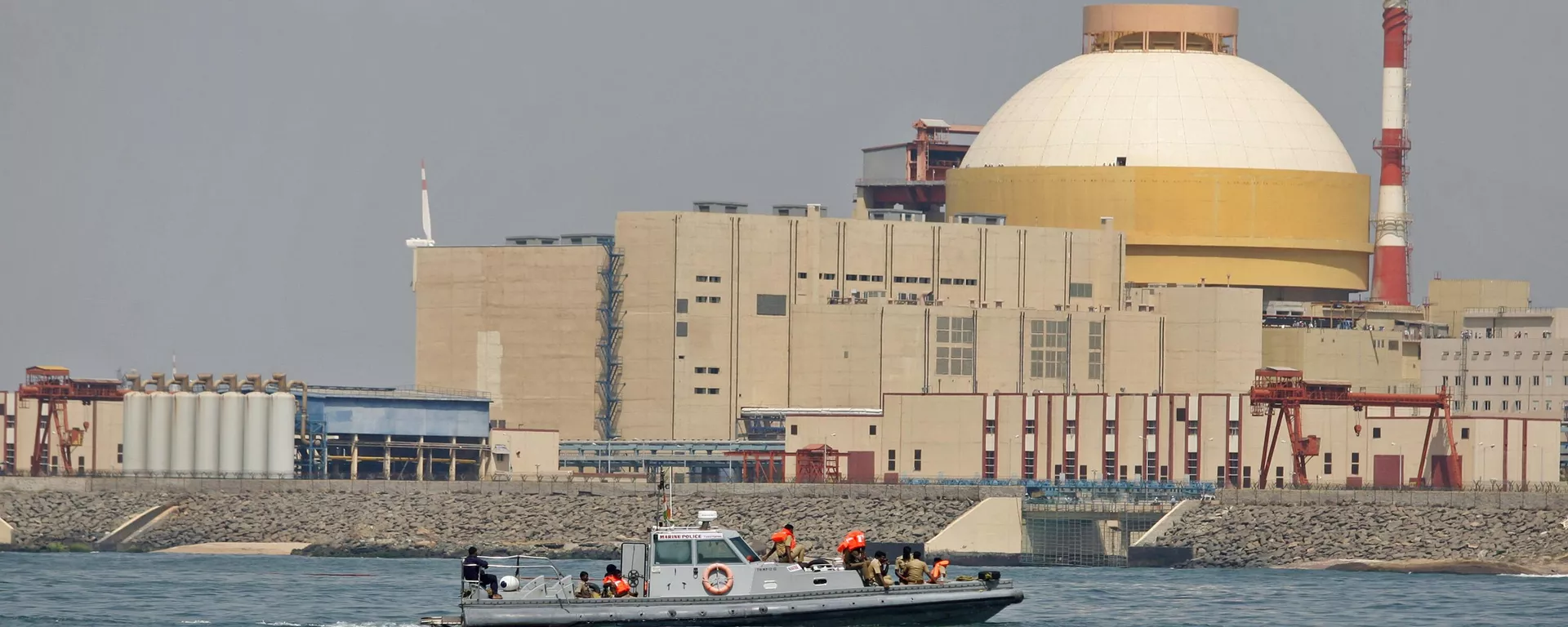 In this Monday, Oct. 8, 2012 file photo, Indian coast guards ride on a boat near the Russian-built Kudankulam Atomic Power Project, background, during a protest at Kudankulam, about 700 kilometers (440 miles) south of Chennai, Tamil Nadu state, India. - Sputnik भारत, 1920, 23.02.2023