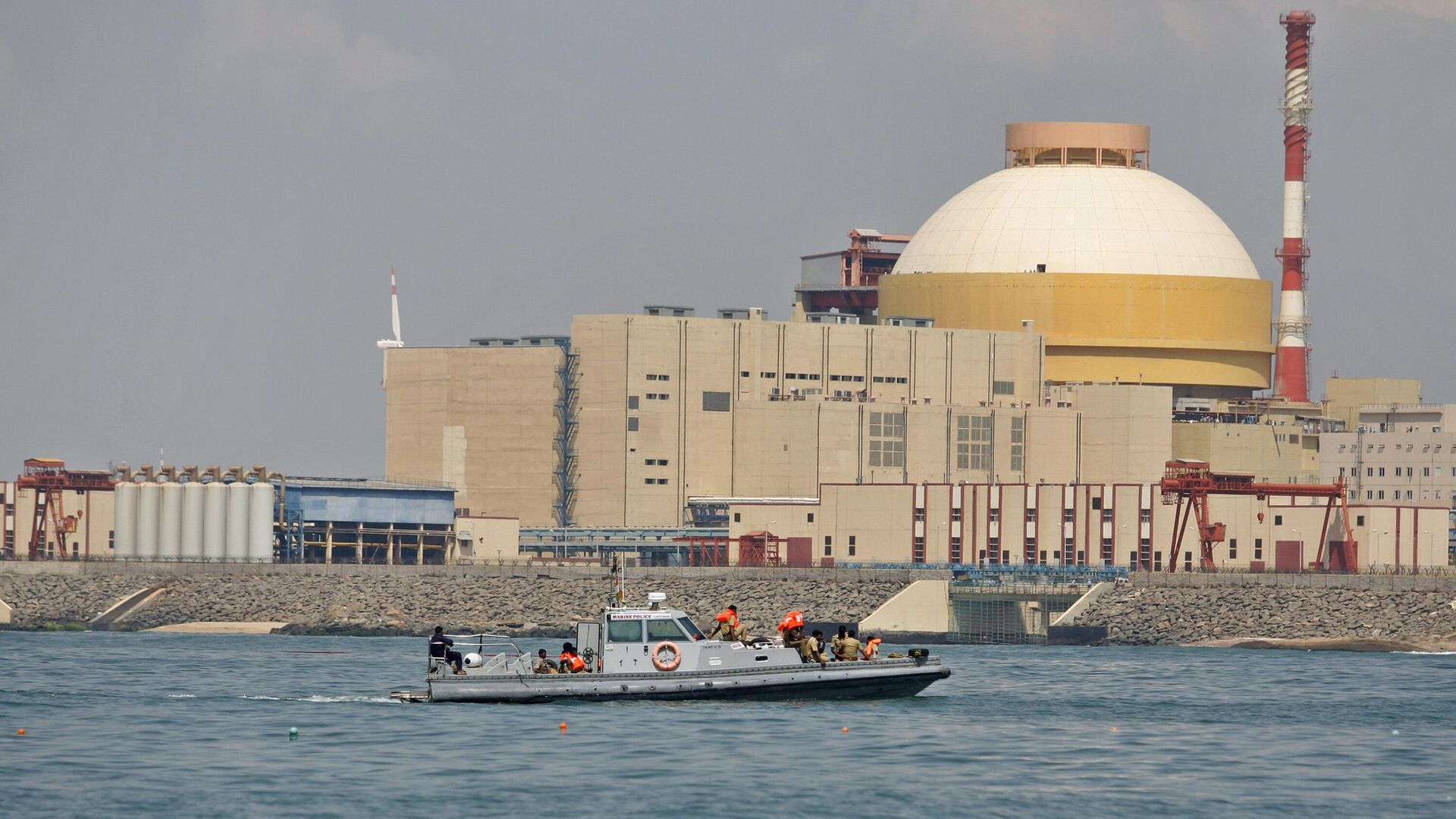 In this Monday, Oct. 8, 2012 file photo, Indian coast guards ride on a boat near the Russian-built Kudankulam Atomic Power Project, background, during a protest at Kudankulam, about 700 kilometers (440 miles) south of Chennai, Tamil Nadu state, India. - Sputnik भारत, 1920, 27.12.2023