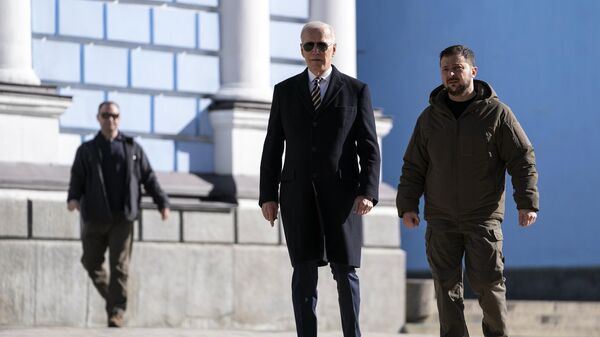 US President Joe Biden, centre, walks with Ukrainian President Volodymyr Zelensky at St. Michael's Golden-Domed Cathedral during an unannounced visit, in Kyiv, Ukraine, Monday, Feb. 20, 2023. - Sputnik भारत
