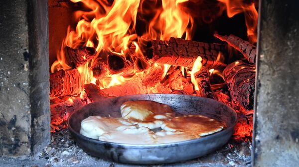 Приготовление блинов в печи на праздновании Масленицы в Казани - Sputnik भारत