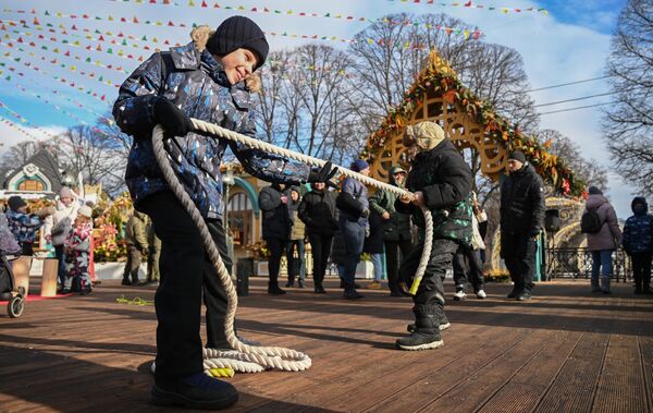 मास्को में मासलेनित्सा के समय बच्चे पारंपरिक खेल खेल रहे हैं।   - Sputnik भारत