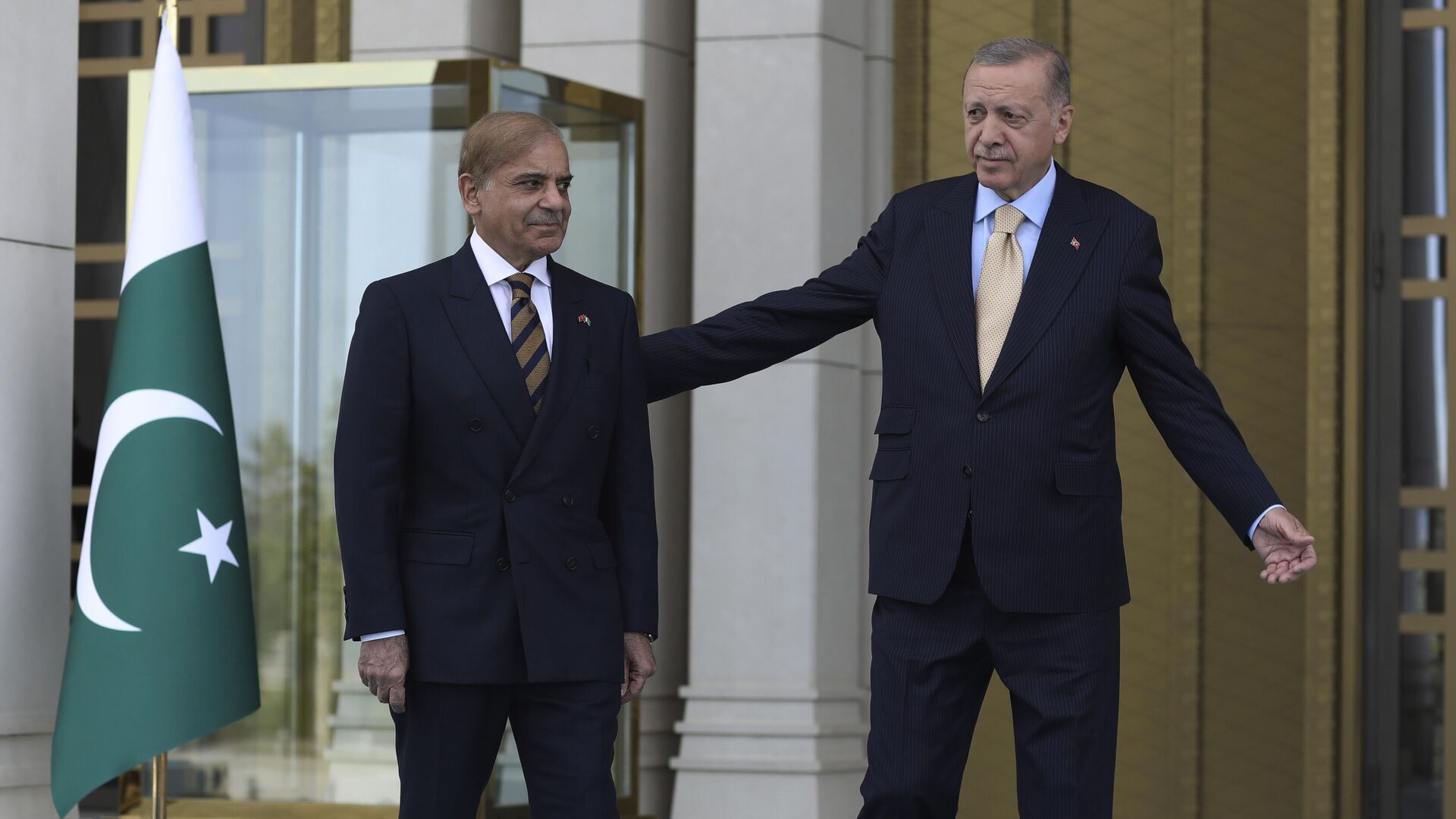 Turkish President Recep Tayyip Erdogan, right, and Pakistani Prime Minister Shahbaz stand during a welcome ceremony, in Ankara, Turkey, Wednesday, June 1, 2022. - Sputnik India, 1920, 21.02.2023