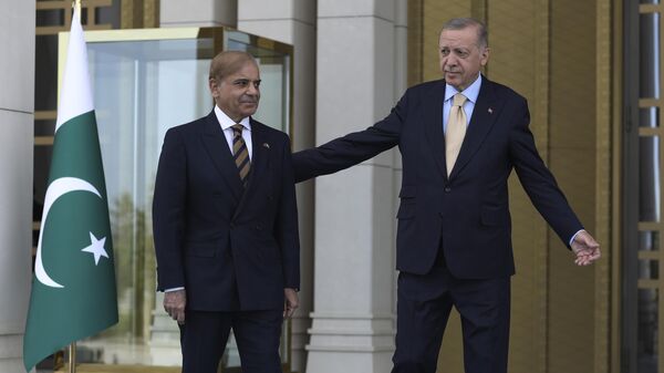 Turkish President Recep Tayyip Erdogan, right, and Pakistani Prime Minister Shahbaz stand during a welcome ceremony, in Ankara, Turkey, Wednesday, June 1, 2022. - Sputnik India
