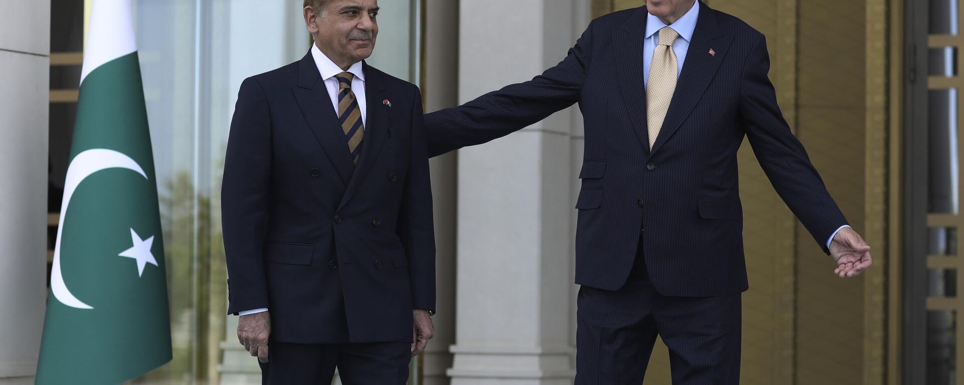 Turkish President Recep Tayyip Erdogan, right, and Pakistani Prime Minister Shahbaz stand during a welcome ceremony, in Ankara, Turkey, Wednesday, June 1, 2022. - Sputnik India, 1920, 21.02.2023